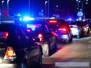 Samochody osobowe kontrolowane przez policjantów