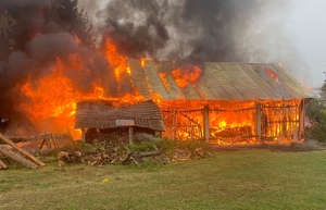 zdjęcie płonącej stodoły