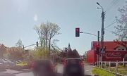 Kierowca Volvo wyprzedza na przejściu dla pieszych i dalej przejeżdża na czerwonym świetle