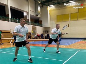 zawodnicy w trakcie meczu badmintona na hali sportowej