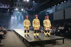 Pokaz mody służb mundurowych. Państwowa Straż Pożarna