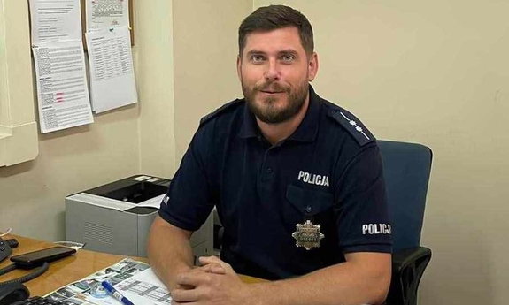 Asp. Dariusz Sulski siedzi przy biurku w Posterunku Policji w Łabiszynie