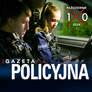 Fragment okładki październikowego numeru Gazet Policyjnej przedstawiający dwoje policjantów robiących notatki w radiowozie.