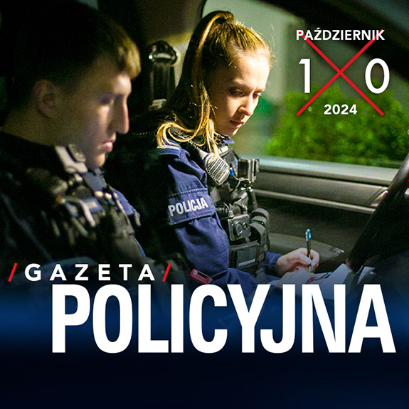 Fragment okładki październikowego numeru Gazet Policyjnej przedstawiający dwoje policjantów robiących notatki w radiowozie.