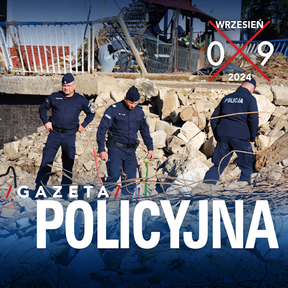 Fragment okładki wrześniowego numeru Gazety Policyjnej przedstawiający policjantów przeszukujących rumowisko.