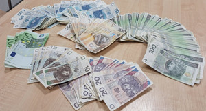 banknoty leżące na stole