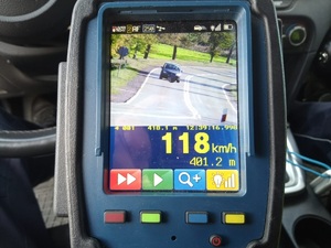 zdjęcie ekranu wideorejestratora, na którym widać samochód i jego prędkość 118 km/h