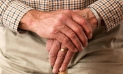 zdjęcie rąk starszego mężczyzny