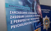 plansza z napisem Konferencja naukowa Zarządzanie a dowodzenie zasobami ludzkimi w organizacji z perspektywy menadżerskiej, psychologicznej i społecznej