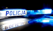 sygnalizator świetlny na dachu radiowozu policyjnego z napisem policja