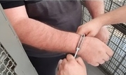 zakładanie kajdanek na ręce zatrzymanego mężczyzny