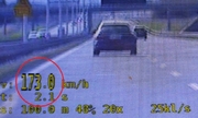 Stopklatka z nagrania wideorejestratora przedstawia samochód przekraczający prędkość