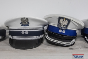 dwie czapki policyjne leżą na blacie