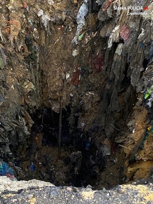 Wykopany dół na 6 metrów, w którym składowano niebezpieczne odpady