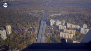 widok z lecącego śmigłowca na trasę szybkiego ruchu przecinającą osiedle mieszkaniowe i rzekę