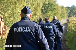 Policjanci podczas poszukiwań osoby zaginionej