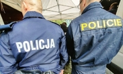 odwróceni tyłem polski i czeski policjant