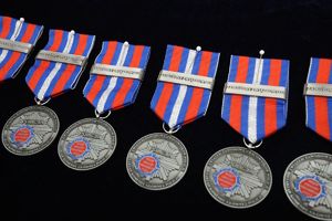 Medale od Związków Zawodowych Pracowników Policji na ciemno granatowym tle