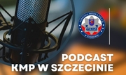 grafika przedstawia po lewej stronie mikrofon radiowy, po prawej stronie logo Komendy Miejskiej Policji w Szczecinie, na dole napis podcast KMP w Szczecinie