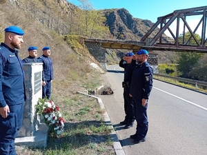 Funkcjonariusze JSPP w Kosowie składają wieniec w miejscu upamiętniającym tragiczną śmierć Audriusa Šenavičiusa z Litwy - byłego funkcjonariusza EULEX, który zginął na służbie w dniu 19 września 2013 r., gdy nieznany sprawca ostrzelał jego samochód