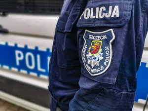 naszywka z logiem Oddział Prewencji policji Szczecin na mundurze policjanta