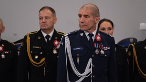 zastępca Komendanta Głównego Policji stoi wśród innych wyróżnionych medalami