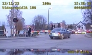 stopklatka z nagrania wideorejestratora przedstawia samochody czekające przed szlabanem na przejeździe kolejowym