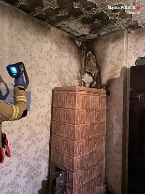 strażak w mieszkaniu w którym wybuchł pożar
