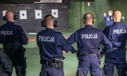 grupa policjantów na strzelnicy w trakcie kursu