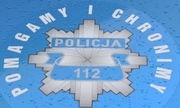 logo pomagamy i chronimy na masce radiowozu policyjnego
