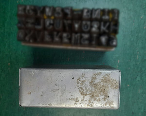 Metalowa tabliczka z literami
