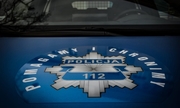 logo pomagamy i chronimy na masce radiowozu policyjnego