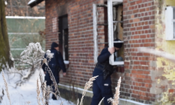 dwaj policjanci sprawdzają pustostan