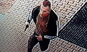 zdjęcie poszukiwanego mężczyzny - stopklatka z nagrania monitoringu