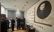 grupa policjantów podczas oglądania wystawy w izbie pamięci