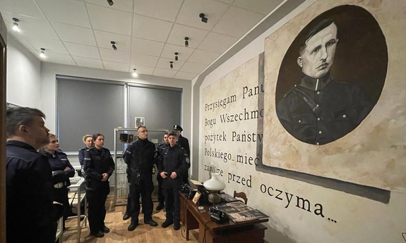 grupa policjantów podczas oglądania wystawy w izbie pamięci