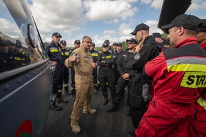 pilot policyjni grupa strażaków przy śmigłowców