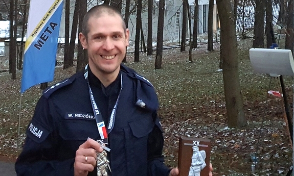 asp. Wojciech Niedziółka prezentuje medal zawieszony na szyi