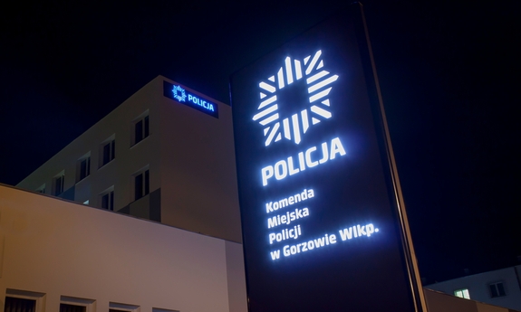 Pora nocna. Budynek Komendy Miejskiej Policji w Gorzowie Wielkopolskim