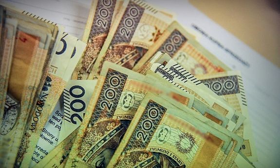 Plik pieniędzy. Banknoty mają wartość po 200 zł