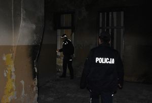 Policjanci kontrolują opuszczony budynek