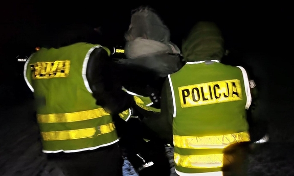dwaj policjanci z odnalezioną kobietą