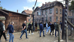 grupa uczestników szkolenia podczas wizyty w Państwowym Muzeum Auschwitz–Birkenau w Oświęcimiu