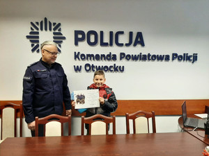 Bartek i Komendant Powiatowy Policji w Otwocku insp. Przemysław Dębiński w pomieszczeniu komendy Policji