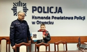 Bartek i Komendant Powiatowy Policji w Otwocku insp. Przemysław Dębiński w pomieszczeniu komendy Policji