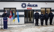 umundurowani policjanci stoją przed w trakcie uroczystości otwarcia Posterunku Policji