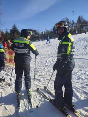 Policjanci na stoku narciarskim.