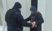 policjant przekazuje mężczyźnie skrzynkę z żywnością
