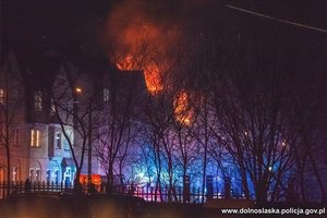 Płonący budynek widoczny z oddali