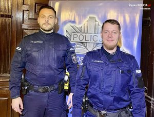 dwóch umundurowanych policjantów